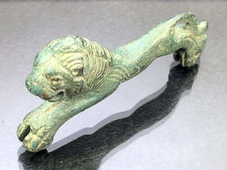 Collection of three razors, possibly Roman in origin, one in the form of a leopard or other wild cat - Image 8 of 11