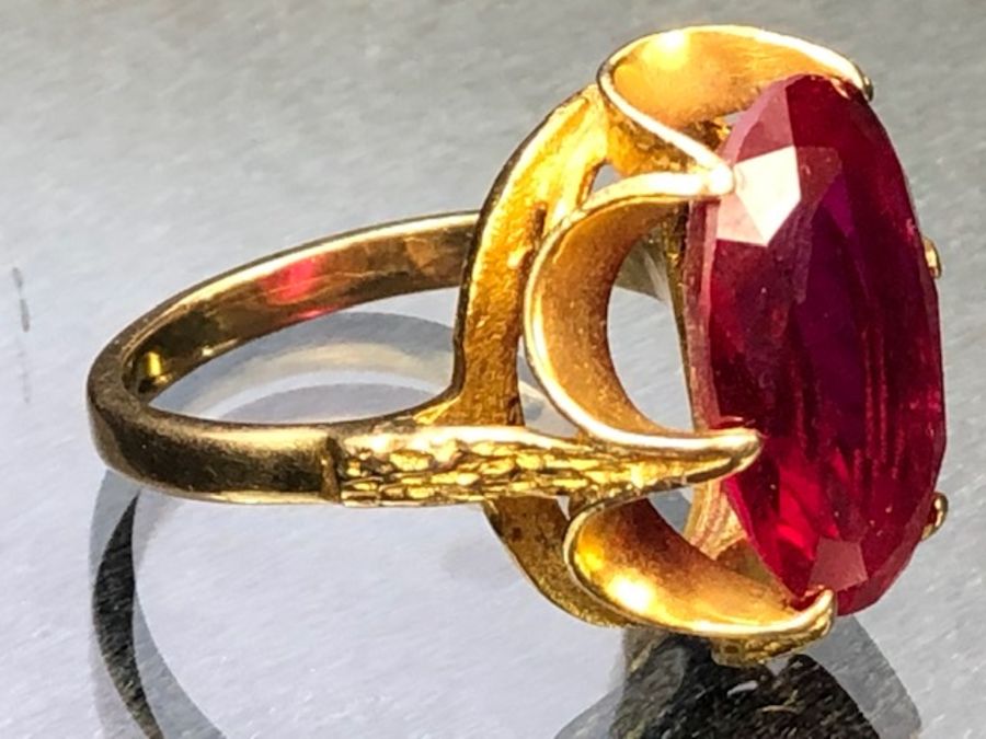 9ct Gold ring set with a large faceted red stone approx 17.7 x 12.2mm (stone tests on electronic - Image 5 of 9