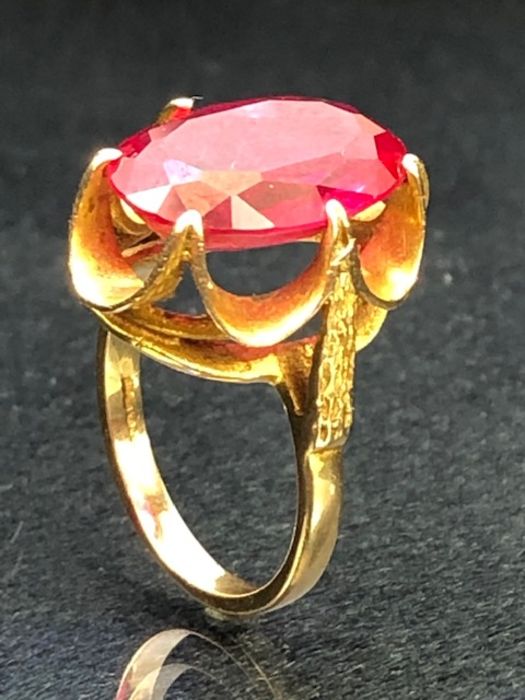 9ct Gold ring set with a large faceted red stone approx 17.7 x 12.2mm (stone tests on electronic - Image 4 of 9
