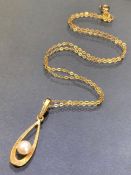 9ct Gold chain with 9ct pendant set with a single pearl approx 40cm long and 2.1g