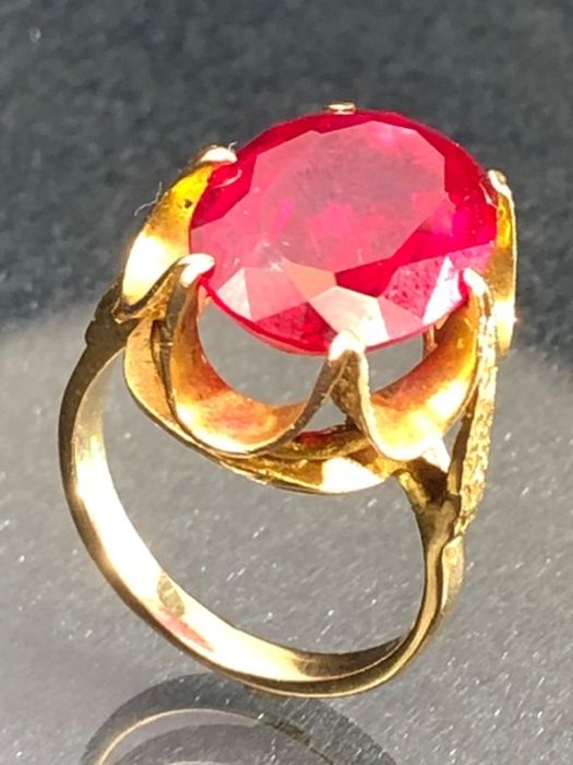 9ct Gold ring set with a large faceted red stone approx 17.7 x 12.2mm (stone tests on electronic - Image 3 of 9