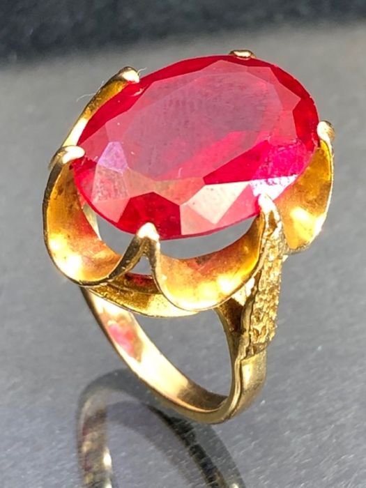 9ct Gold ring set with a large faceted red stone approx 17.7 x 12.2mm (stone tests on electronic