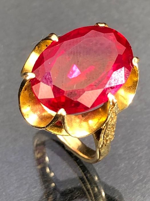 9ct Gold ring set with a large faceted red stone approx 17.7 x 12.2mm (stone tests on electronic - Image 2 of 9