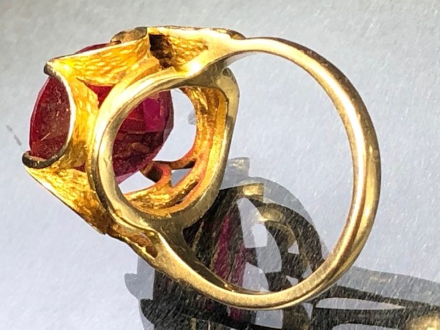 9ct Gold ring set with a large faceted red stone approx 17.7 x 12.2mm (stone tests on electronic - Image 8 of 9