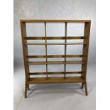 Small Mid Century freestanding bookshelf / display shelf, approx 71cm x 13cm x 86cm tall