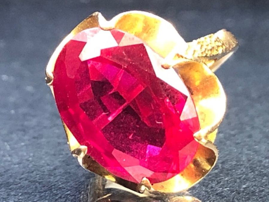 9ct Gold ring set with a large faceted red stone approx 17.7 x 12.2mm (stone tests on electronic - Image 7 of 9