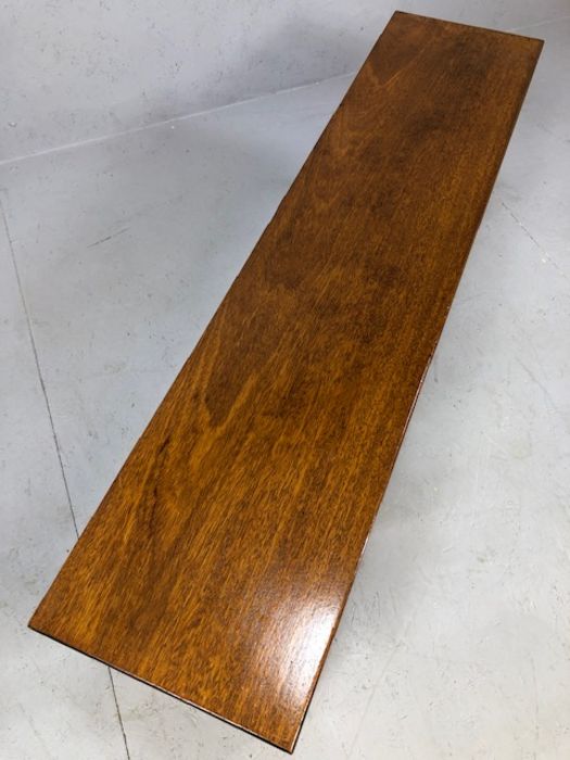 Wooden hall bench, approx 130cm x 30cm x 47cm tall - Image 5 of 5