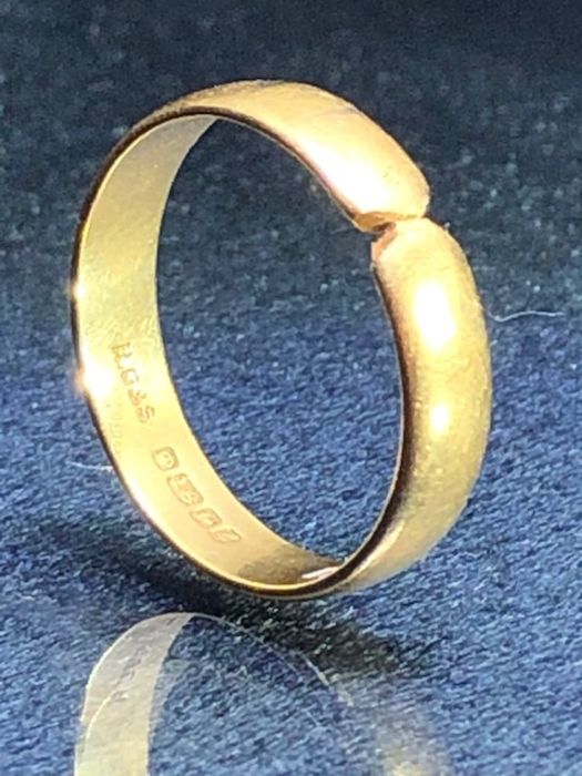 18ct Gold ring approx size 'T' & 4.3g - Image 2 of 4