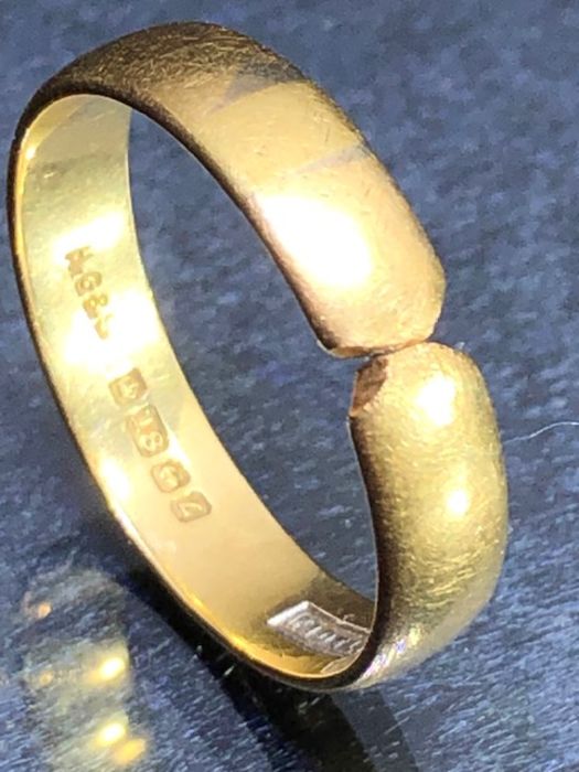 18ct Gold ring approx size 'T' & 4.3g