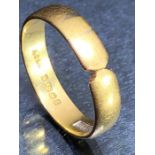 18ct Gold ring approx size 'T' & 4.3g