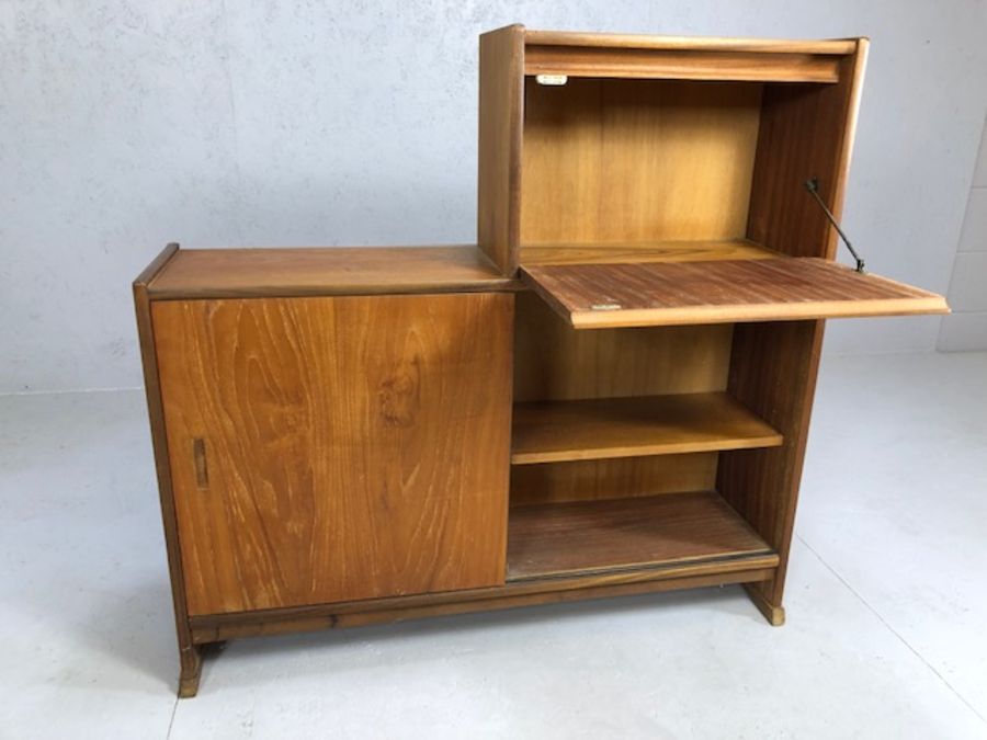 Small Mid Century sideboard, storage unit with sliding front doors (one glazed) and drinks cabinet - Image 3 of 4
