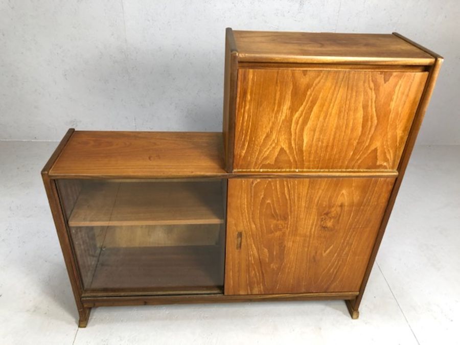 Small Mid Century sideboard, storage unit with sliding front doors (one glazed) and drinks cabinet - Image 2 of 4