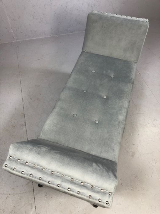 Grey velvet bench or end of bed stool, approx 130cm x 45cm x 64cm tall - Image 5 of 5