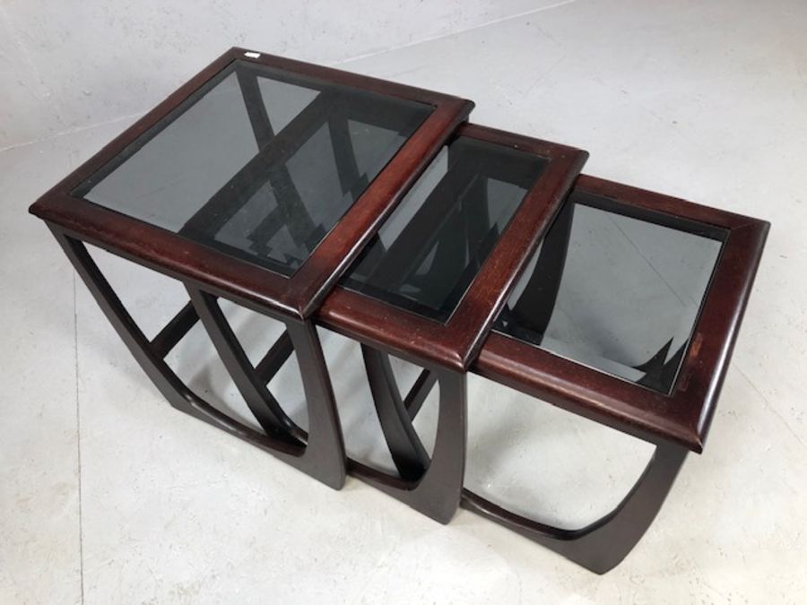 Mid Century style nest of tables with glass inserts - Image 2 of 4