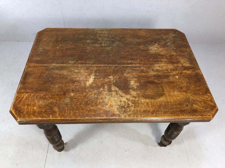 Victorian oak table on turned legs, approx 120cm x 85cm, leaf approx 51cm wide - Image 3 of 4