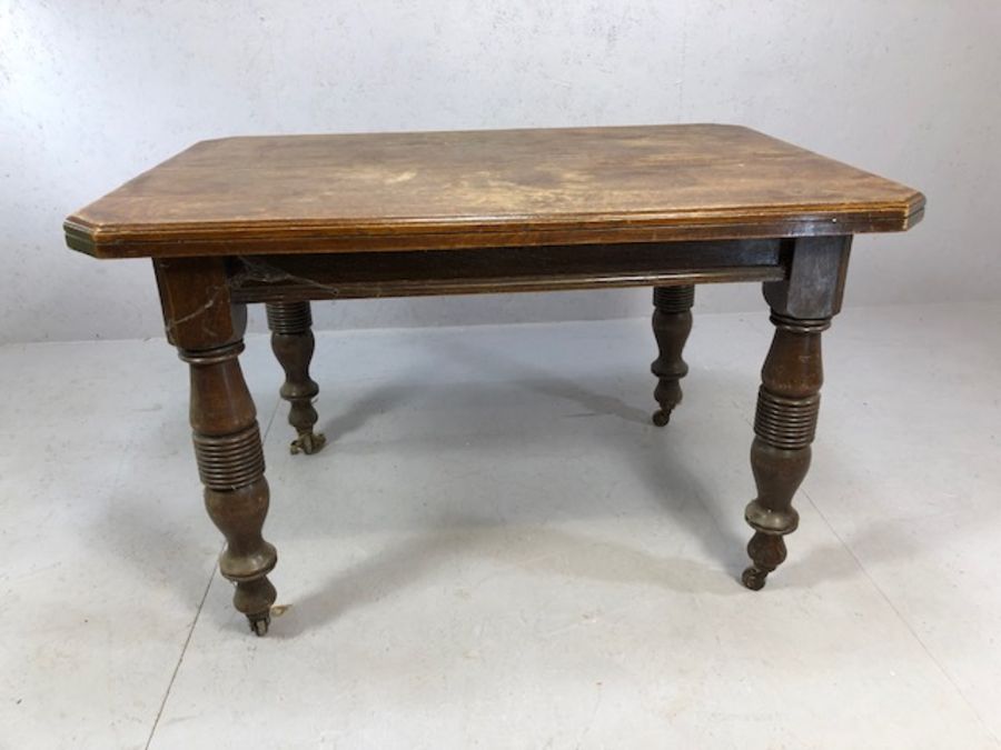 Victorian oak table on turned legs, approx 120cm x 85cm, leaf approx 51cm wide