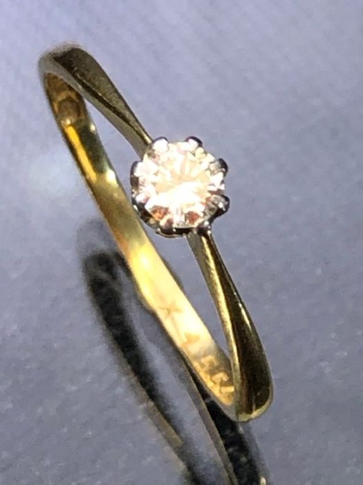 18ct Gold ring set with single solitaire diamond approx .33ct - Image 2 of 4