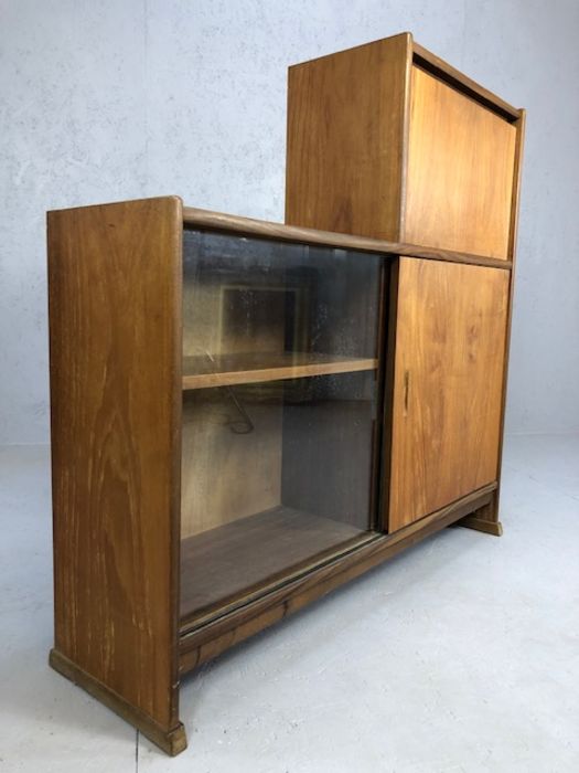 Small Mid Century sideboard, storage unit with sliding front doors (one glazed) and drinks cabinet - Image 4 of 4