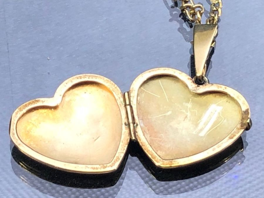 9ct Gold chain and unmarked Gold coloured heart shaped locket - Image 5 of 8