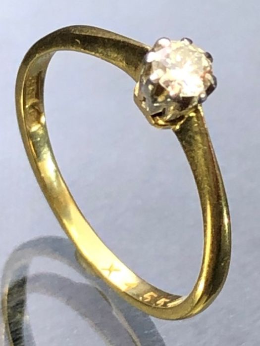 18ct Gold ring set with single solitaire diamond approx .33ct - Image 3 of 4