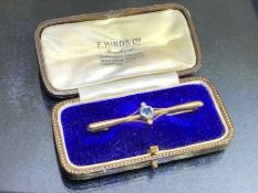 9ct Gold Bar Brooch (approx: 54mm long) set with an approx: 6mm diameter Aqua Marine, and two