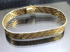 9ct Gold tri-colour flat link bracelet with safety catch approx 18.5 x 1.1cm and 20.7g