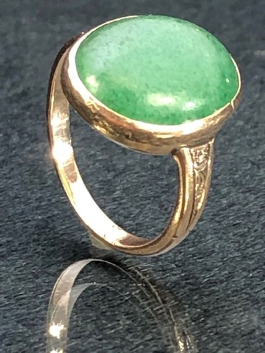 Vintage Gold ring set with an oval Jade stone approx 14.4mm x 11.7mm - Image 2 of 6