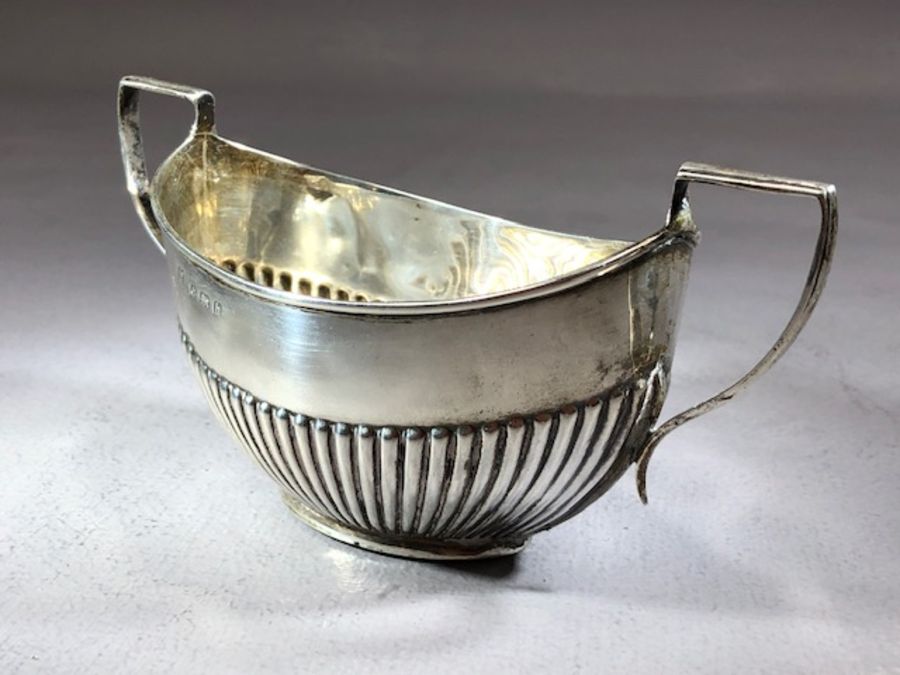 Silver hallmarked handled and fluted sugar bowl & milk jug approx 70g - Image 3 of 9