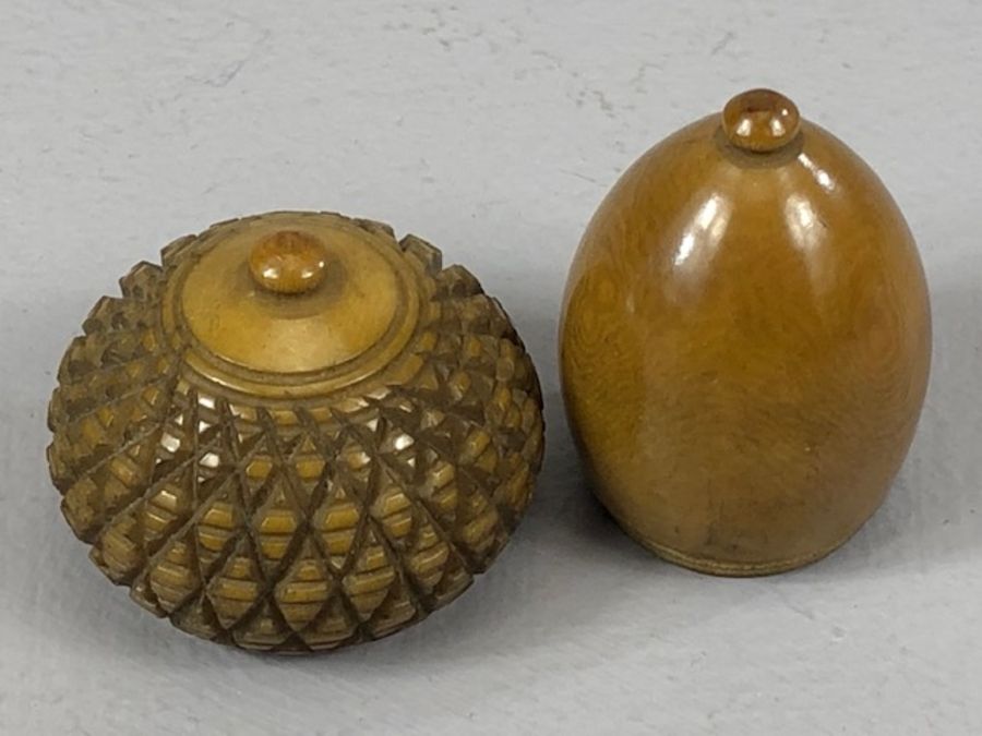Nut thimble case in the shape of an Acorn which unscrews to reveal a silver hallmarked thimble - Image 4 of 5