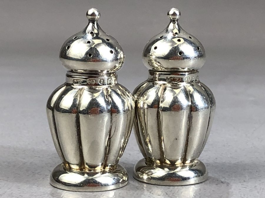 Two pairs of petite Hallmarked silver cruets (two with blue glass liners) the tallest pair approx - Bild 3 aus 4