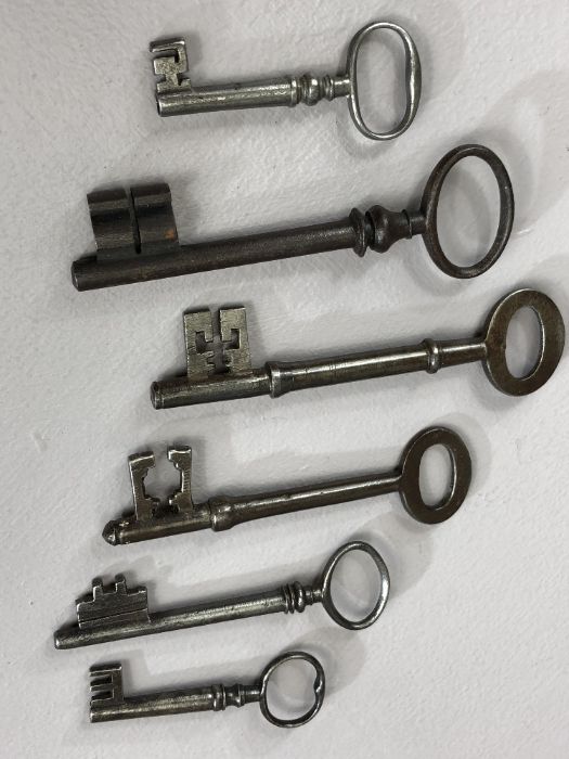 Six antique keys the longest approx 10.5cm - Image 3 of 3