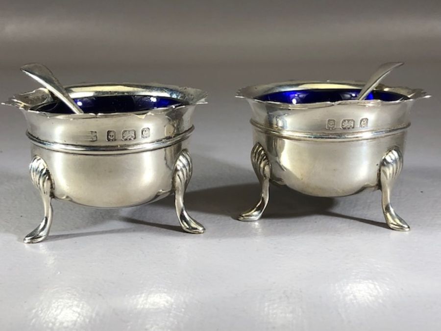 Silver hallmarked cruet set. Two salts with blue glass liners and two spoons all with matching - Image 3 of 8