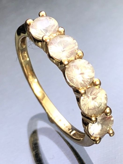 9ct Gold ring set with five gemstones of pale blue appearance each in four claw settings, ring - Image 2 of 4