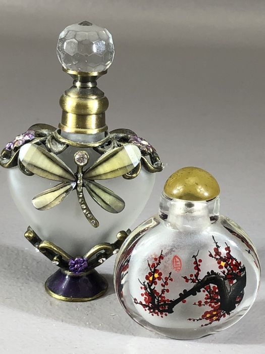Collection of five decorative scent bottles, the tallest approx 9cm in height - Bild 3 aus 4