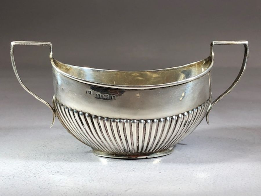 Silver hallmarked handled and fluted sugar bowl & milk jug approx 70g - Image 4 of 9