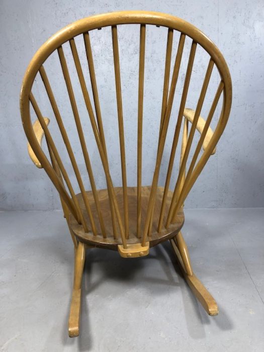 Ercol 'Grandfather' rocking chair in Beech and Elm - Image 5 of 5