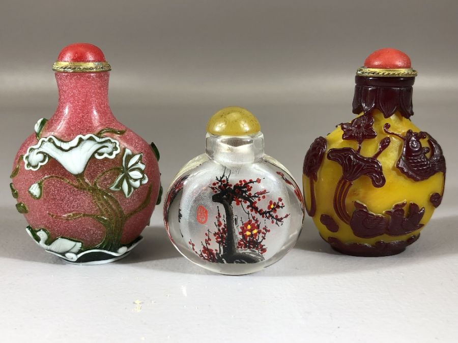 Collection of five decorative scent bottles, the tallest approx 9cm in height - Bild 4 aus 4