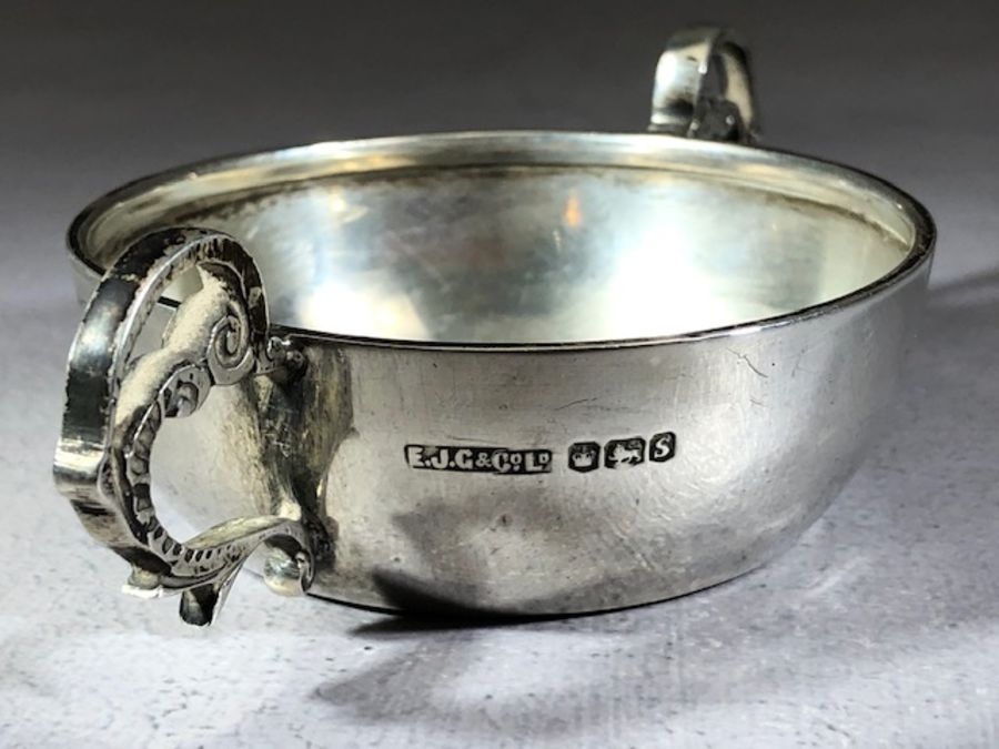 Silver marked Sterling twin handled Porringer approx 7.5cm in diameter and 65g - Bild 3 aus 5