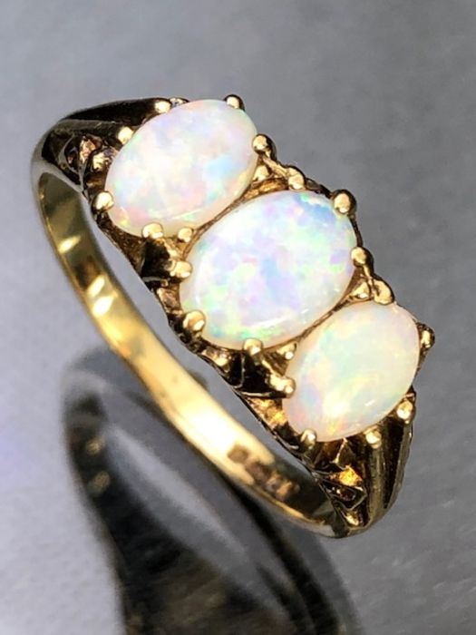 9ct Gold three stone Opal ring.(approx 7mm across). Bright colourful Opals in ornate setting, rig - Bild 3 aus 6