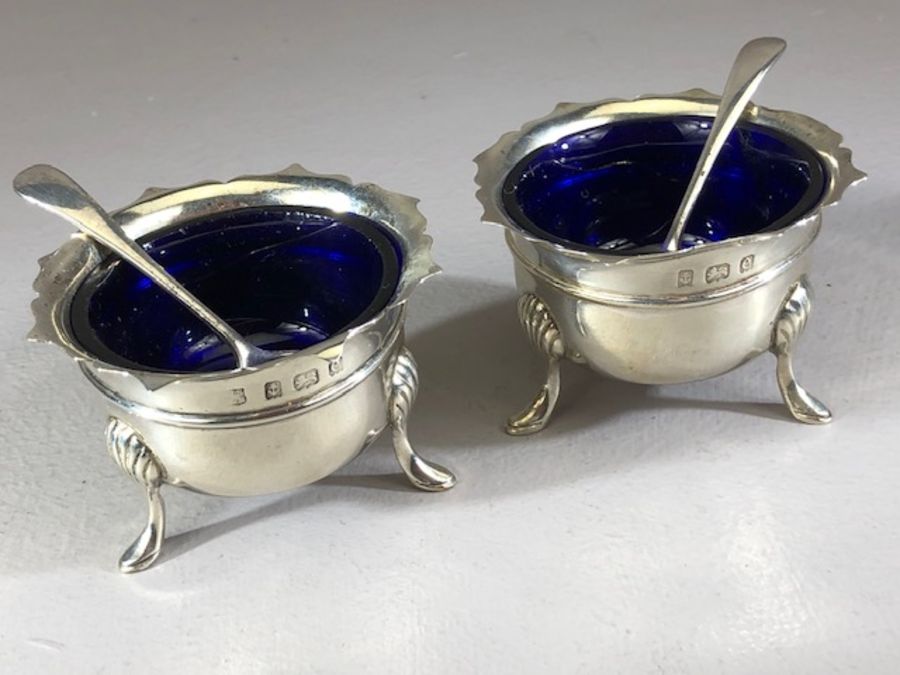 Silver hallmarked cruet set. Two salts with blue glass liners and two spoons all with matching - Image 2 of 8