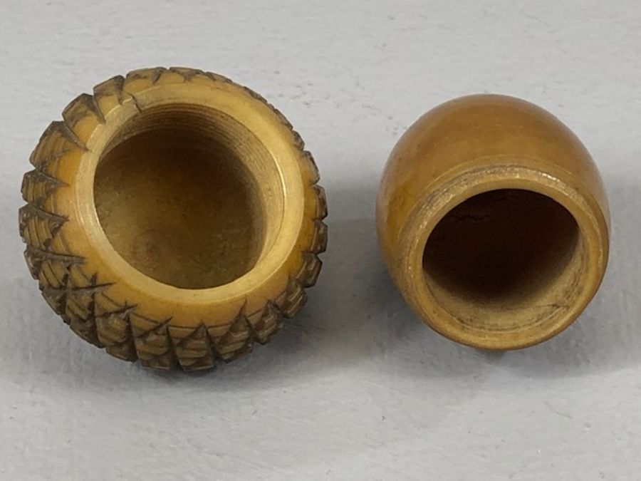 Nut thimble case in the shape of an Acorn which unscrews to reveal a silver hallmarked thimble - Image 3 of 5