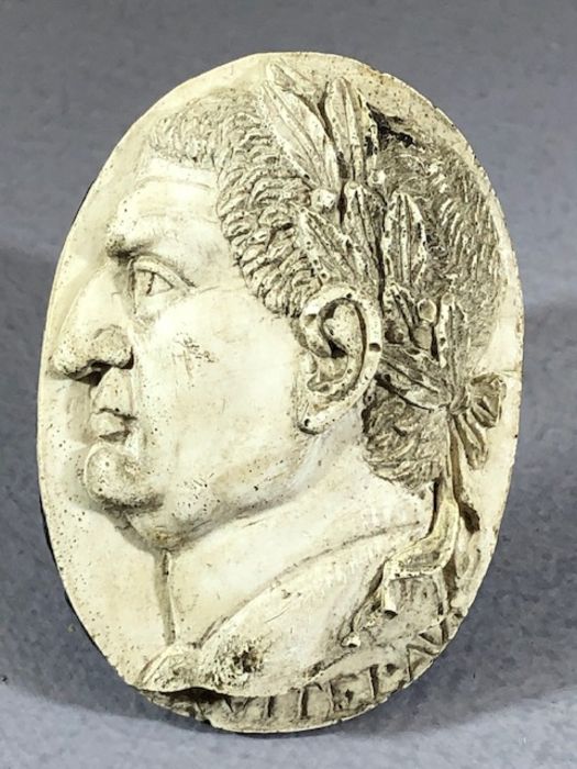 Collection of cameos depicting Cupid and Psyche, Antinous, Caesar, etc along with an interesting - Image 5 of 8