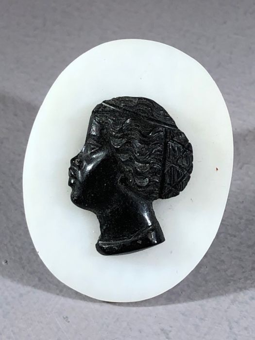 Collection of cameos depicting Cupid and Psyche, Antinous, Caesar, etc along with an interesting - Image 4 of 8