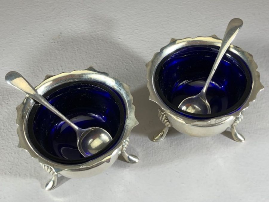 Silver hallmarked cruet set. Two salts with blue glass liners and two spoons all with matching - Image 4 of 8