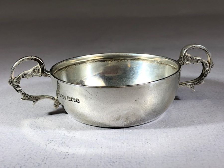 Silver marked Sterling twin handled Porringer approx 7.5cm in diameter and 65g - Bild 2 aus 5