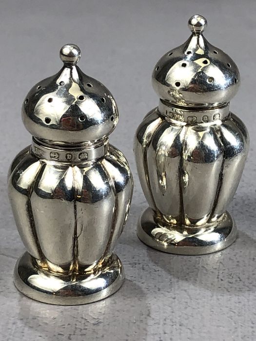 Two pairs of petite Hallmarked silver cruets (two with blue glass liners) the tallest pair approx - Bild 2 aus 4