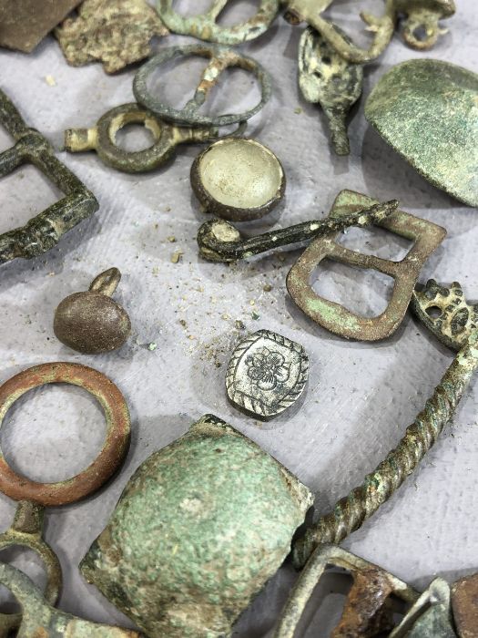 Collection of small artefacts, possibly metal detecting finds, mostly bronze, of varying ages, circa - Image 4 of 6