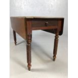 Drop leaf table on turned legs, approx 101cm x 106cm (extended)