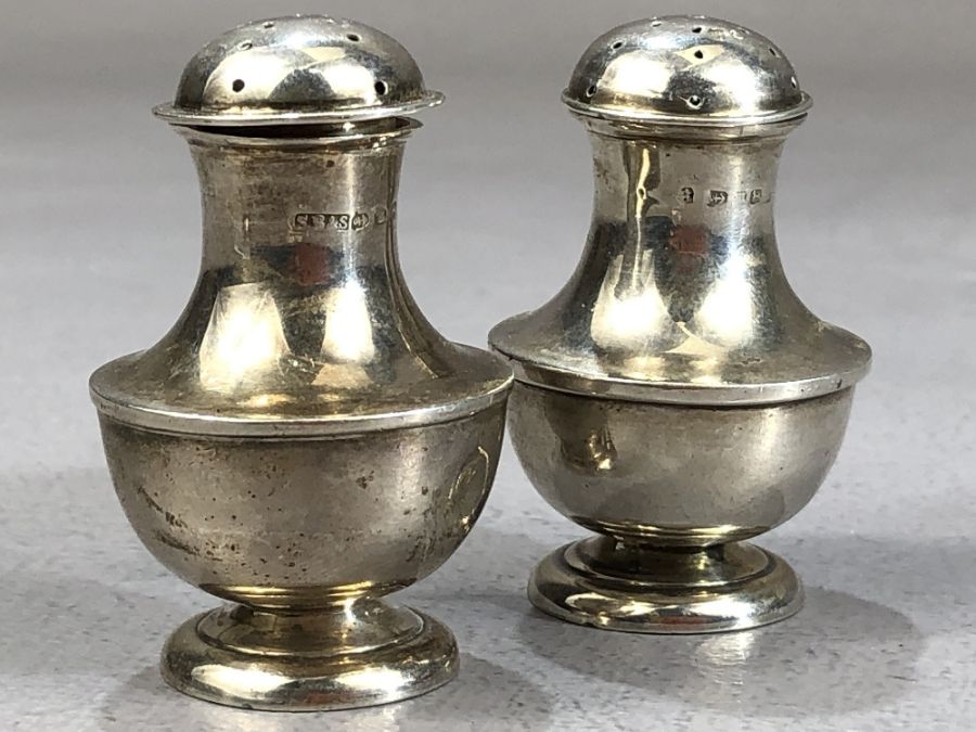 Two pairs of petite Hallmarked silver cruets (two with blue glass liners) the tallest pair approx - Bild 4 aus 4