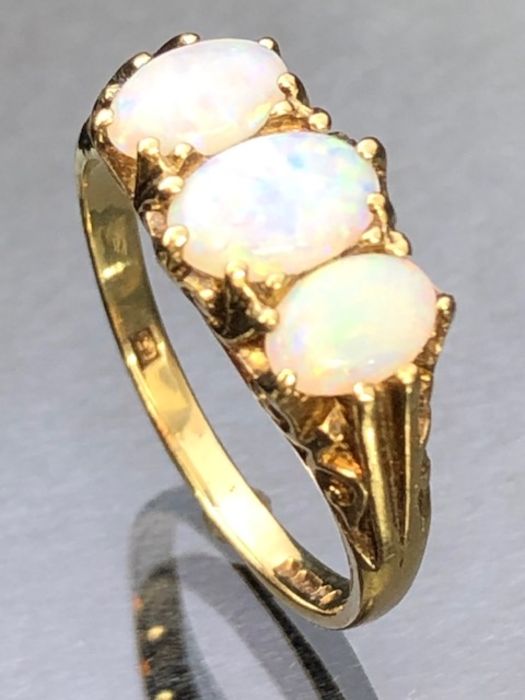 9ct Gold three stone Opal ring.(approx 7mm across). Bright colourful Opals in ornate setting, rig - Bild 4 aus 6